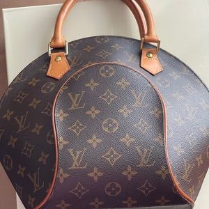 Louis Vuitton signature bag. 100% Authentic. Leather. Made in USA.